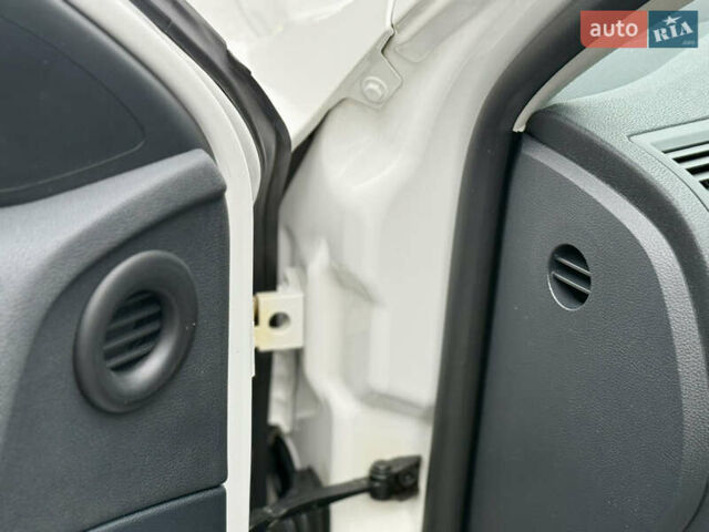 Белый Шкода Октавия, объемом двигателя 1.6 л и пробегом 204 тыс. км за 8999 $, фото 32 на Automoto.ua