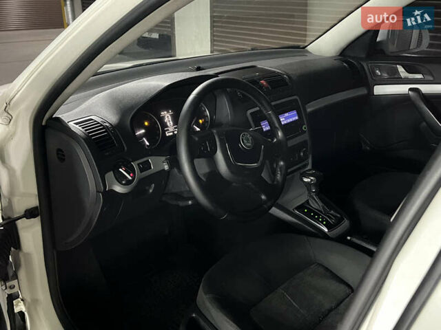 Шкода Октавия 2010 в Хмельницком на Automoto.ua Белый Шкода Октавия, объемом двигателя 1.6 л и пробегом 357 тыс. км за 5900 $, фото 4 на Automoto.ua