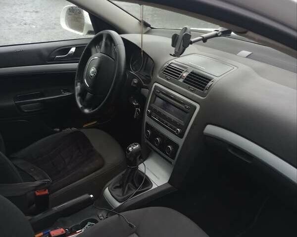 Белый Шкода Октавия, объемом двигателя 1.6 л и пробегом 367 тыс. км за 6600 $, фото 6 на Automoto.ua