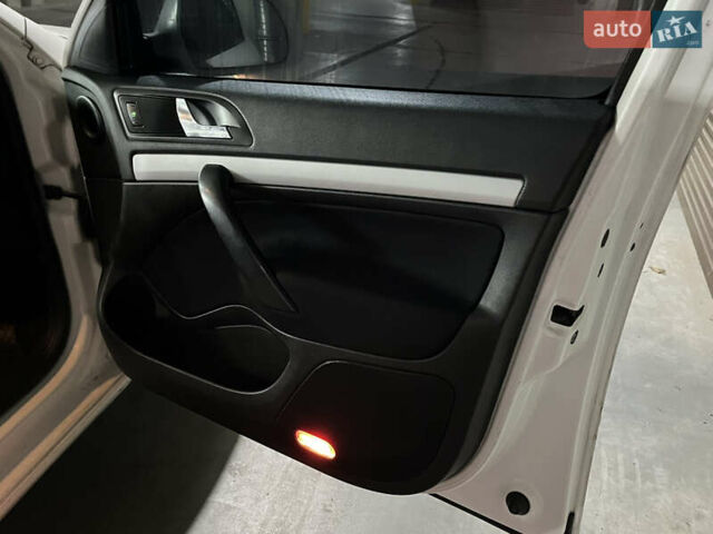 Шкода Октавия 2010 в Хмельницком на Automoto.ua Белый Шкода Октавия, объемом двигателя 1.6 л и пробегом 357 тыс. км за 5900 $, фото 8 на Automoto.ua