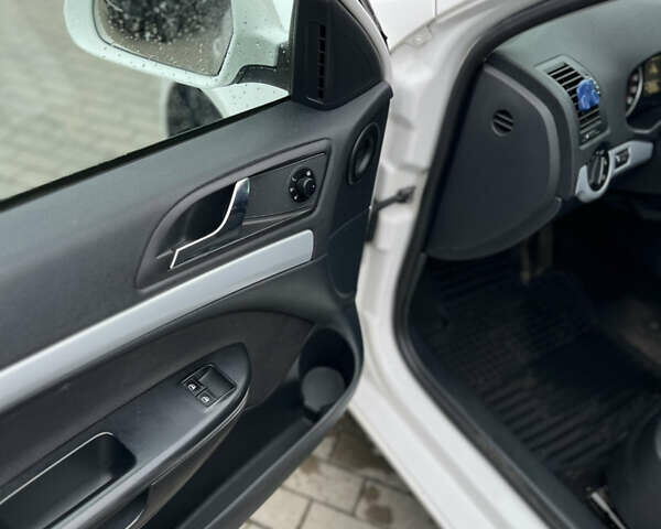 Белый Шкода Октавия, объемом двигателя 1.6 л и пробегом 420 тыс. км за 5999 $, фото 12 на Automoto.ua