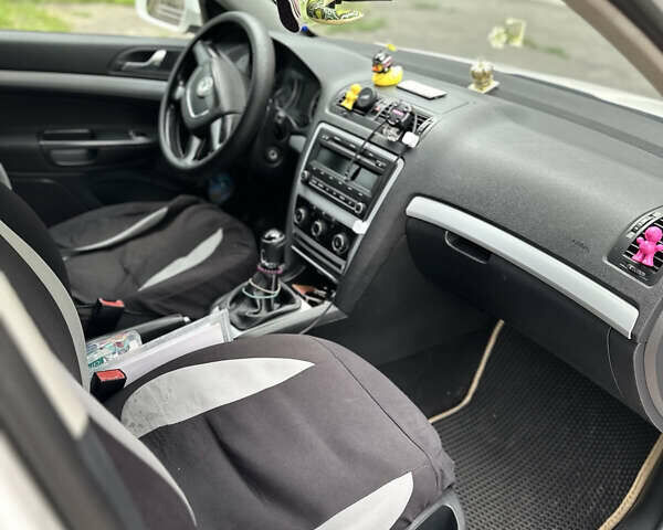Белый Шкода Октавия, объемом двигателя 1.6 л и пробегом 393 тыс. км за 8200 $, фото 5 на Automoto.ua