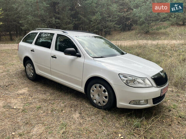 Белый Шкода Октавия, объемом двигателя 1.6 л и пробегом 263 тыс. км за 6800 $, фото 1 на Automoto.ua
