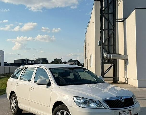 Білий Шкода Октавія, об'ємом двигуна 1.8 л та пробігом 228 тис. км за 7100 $, фото 1 на Automoto.ua