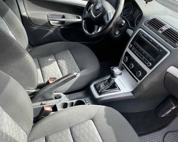 Белый Шкода Октавия, объемом двигателя 1.6 л и пробегом 281 тыс. км за 8600 $, фото 21 на Automoto.ua