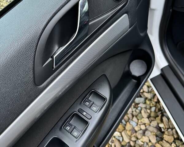 Белый Шкода Октавия, объемом двигателя 1.6 л и пробегом 227 тыс. км за 9400 $, фото 26 на Automoto.ua