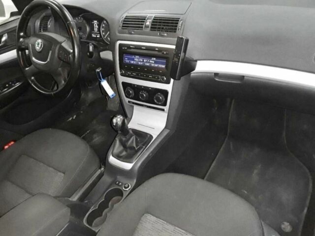 Белый Шкода Октавия, объемом двигателя 1.6 л и пробегом 236 тыс. км за 7350 $, фото 4 на Automoto.ua