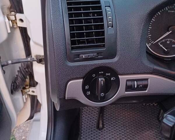 Белый Шкода Октавия, объемом двигателя 1.6 л и пробегом 313 тыс. км за 8700 $, фото 12 на Automoto.ua