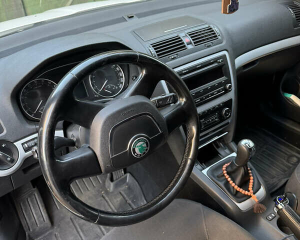 Белый Шкода Октавия, объемом двигателя 1.6 л и пробегом 230 тыс. км за 8800 $, фото 5 на Automoto.ua