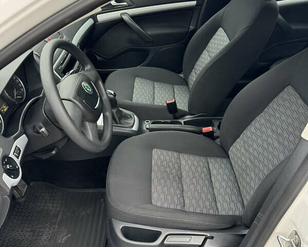 Білий Шкода Октавія, об'ємом двигуна 1.6 л та пробігом 183 тис. км за 7400 $, фото 19 на Automoto.ua