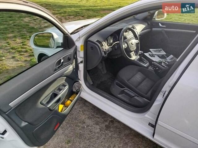 Білий Шкода Октавія, об'ємом двигуна 1.8 л та пробігом 250 тис. км за 7700 $, фото 1 на Automoto.ua