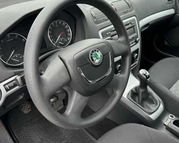 Білий Шкода Октавія, об'ємом двигуна 1.6 л та пробігом 183 тис. км за 7400 $, фото 24 на Automoto.ua