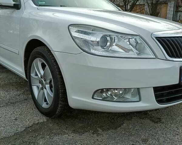 Белый Шкода Октавия, объемом двигателя 1.8 л и пробегом 173 тыс. км за 8950 $, фото 3 на Automoto.ua