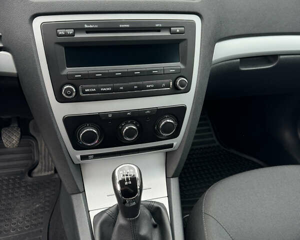 Білий Шкода Октавія, об'ємом двигуна 1.6 л та пробігом 183 тис. км за 7400 $, фото 38 на Automoto.ua