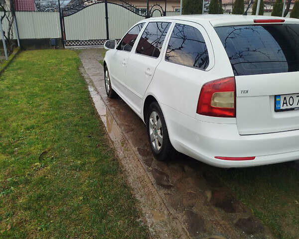 Белый Шкода Октавия, объемом двигателя 1.6 л и пробегом 300 тыс. км за 8500 $, фото 2 на Automoto.ua
