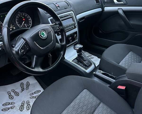 Білий Шкода Октавія, об'ємом двигуна 1.6 л та пробігом 244 тис. км за 7800 $, фото 9 на Automoto.ua