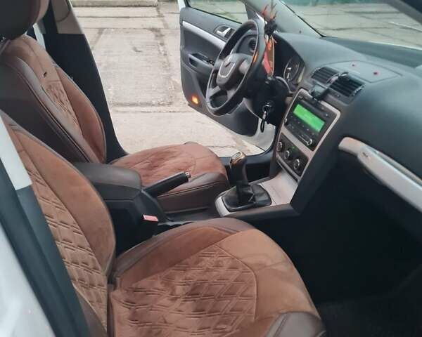 Шкода Октавия 2011 в Новом Буге на Automoto.ua Белый Шкода Октавия, объемом двигателя 1.8 л и пробегом 255 тыс. км за 8000 $, фото 9 на Automoto.ua