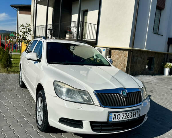 Белый Шкода Октавия, объемом двигателя 1.6 л и пробегом 220 тыс. км за 7500 $, фото 5 на Automoto.ua