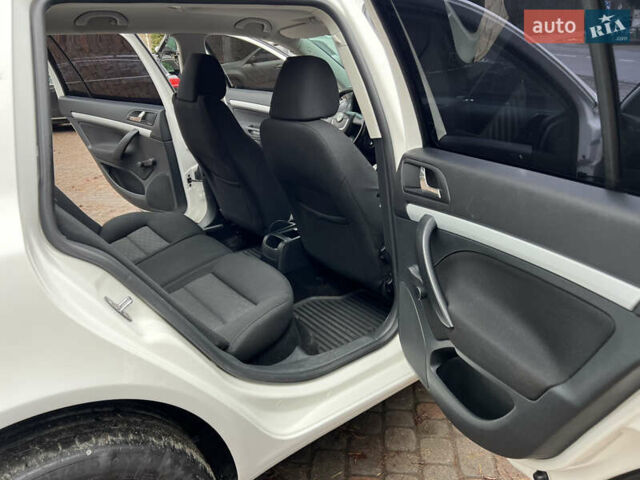 Белый Шкода Октавия, объемом двигателя 1.6 л и пробегом 299 тыс. км за 6999 $, фото 40 на Automoto.ua