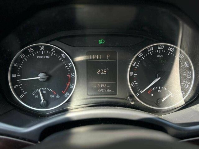 Білий Шкода Октавія, об'ємом двигуна 1.6 л та пробігом 320 тис. км за 8000 $, фото 9 на Automoto.ua