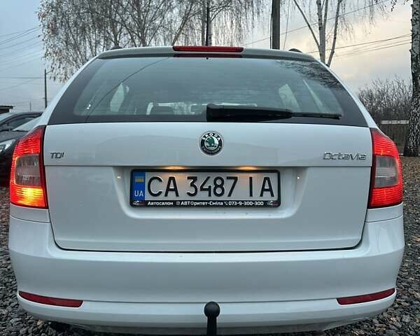 Білий Шкода Октавія, об'ємом двигуна 1.6 л та пробігом 244 тис. км за 7800 $, фото 12 на Automoto.ua