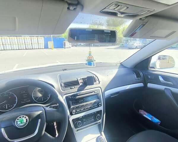 Білий Шкода Октавія, об'ємом двигуна 1.39 л та пробігом 250 тис. км за 7500 $, фото 37 на Automoto.ua