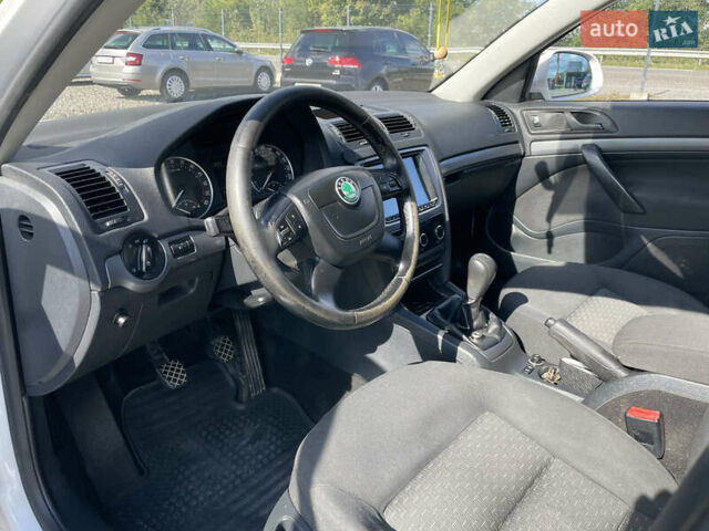 Шкода Октавия 2011 в Хусте на Automoto.ua Белый Шкода Октавия, объемом двигателя 1.6 л и пробегом 327 тыс. км за 7550 $, фото 7 на Automoto.ua