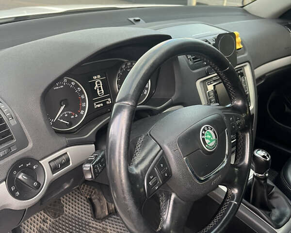 Шкода Октавія 2011 у Чернігові на Automoto.ua Білий Шкода Октавія, об'ємом двигуна 1.99 л та пробігом 283 тис. км за 10000 $, фото 15 на Automoto.ua