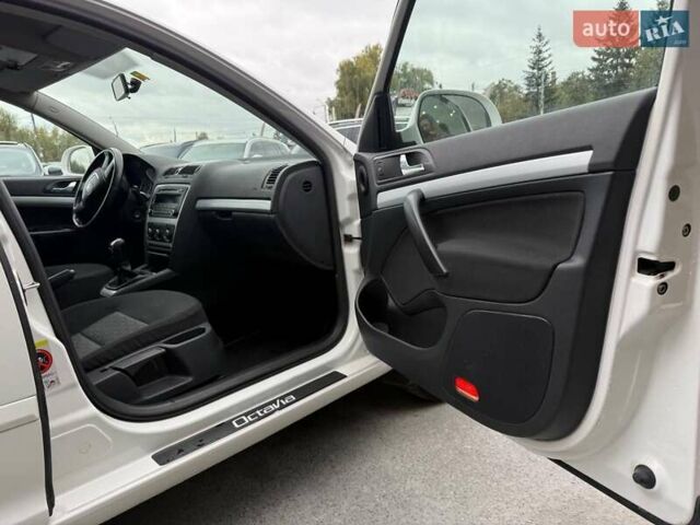 Белый Шкода Октавия, объемом двигателя 1.8 л и пробегом 208 тыс. км за 8700 $, фото 32 на Automoto.ua