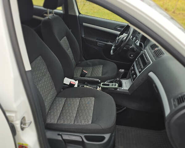 Белый Шкода Октавия, объемом двигателя 1.6 л и пробегом 380 тыс. км за 7500 $, фото 5 на Automoto.ua