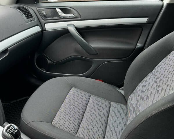 Білий Шкода Октавія, об'ємом двигуна 1.6 л та пробігом 183 тис. км за 7400 $, фото 35 на Automoto.ua