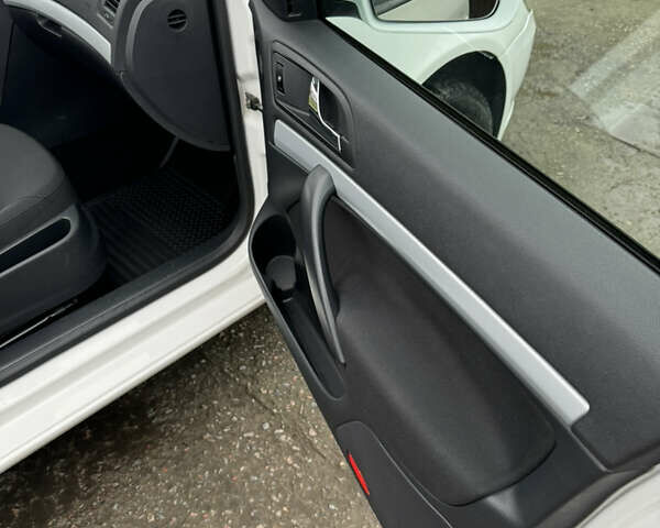 Білий Шкода Октавія, об'ємом двигуна 1.6 л та пробігом 183 тис. км за 7400 $, фото 31 на Automoto.ua