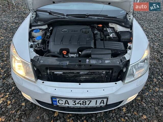 Білий Шкода Октавія, об'ємом двигуна 1.6 л та пробігом 244 тис. км за 7800 $, фото 6 на Automoto.ua