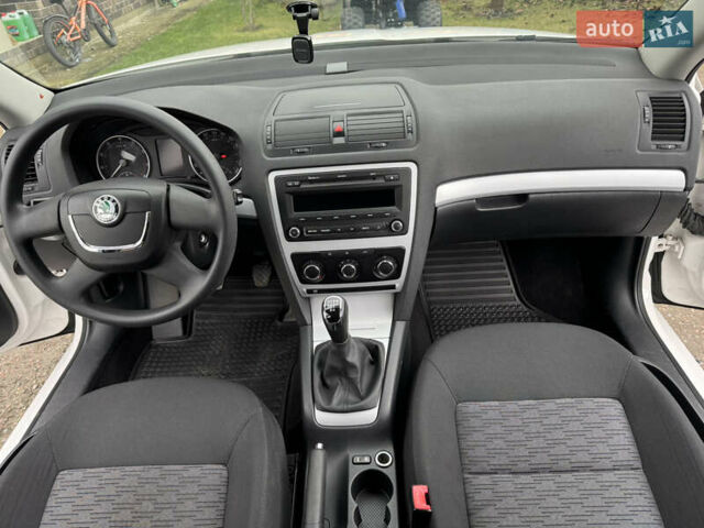 Білий Шкода Октавія, об'ємом двигуна 1.6 л та пробігом 183 тис. км за 7400 $, фото 29 на Automoto.ua