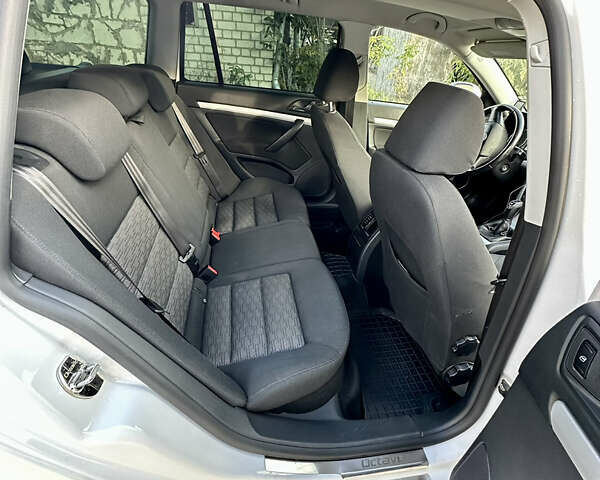 Белый Шкода Октавия, объемом двигателя 1.6 л и пробегом 235 тыс. км за 8000 $, фото 8 на Automoto.ua