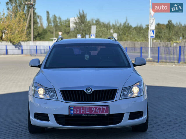 Белый Шкода Октавия, объемом двигателя 1.6 л и пробегом 261 тыс. км за 7150 $, фото 3 на Automoto.ua