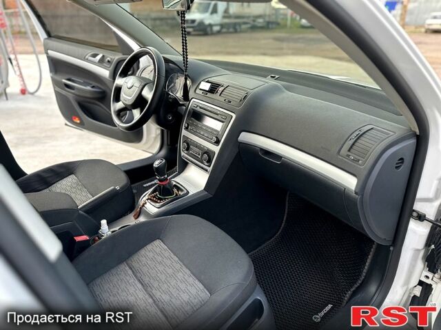 Белый Шкода Октавия, объемом двигателя 1.8 л и пробегом 266 тыс. км за 7800 $, фото 9 на Automoto.ua