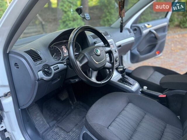 Білий Шкода Октавія, об'ємом двигуна 1.99 л та пробігом 276 тис. км за 9300 $, фото 63 на Automoto.ua