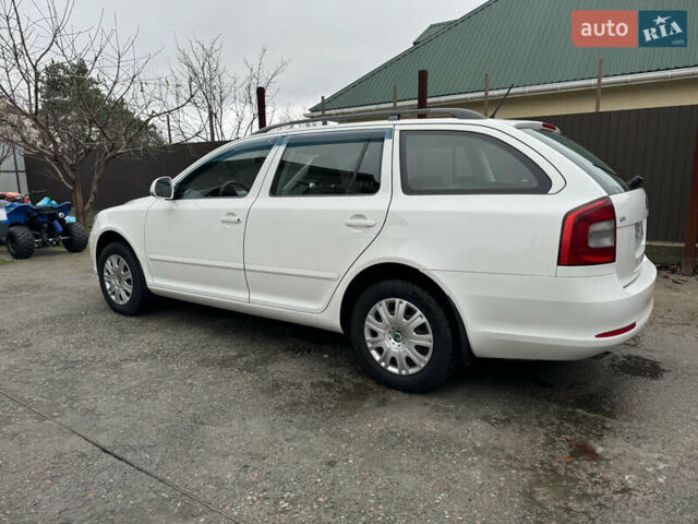 Білий Шкода Октавія, об'ємом двигуна 1.6 л та пробігом 183 тис. км за 7400 $, фото 7 на Automoto.ua