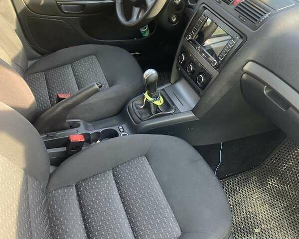 Белый Шкода Октавия, объемом двигателя 1.6 л и пробегом 345 тыс. км за 4500 $, фото 4 на Automoto.ua