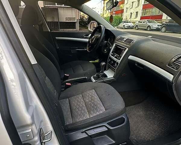 Белый Шкода Октавия, объемом двигателя 1.8 л и пробегом 240 тыс. км за 9000 $, фото 2 на Automoto.ua