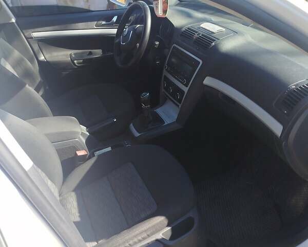 Белый Шкода Октавия, объемом двигателя 1.99 л и пробегом 325 тыс. км за 8900 $, фото 4 на Automoto.ua