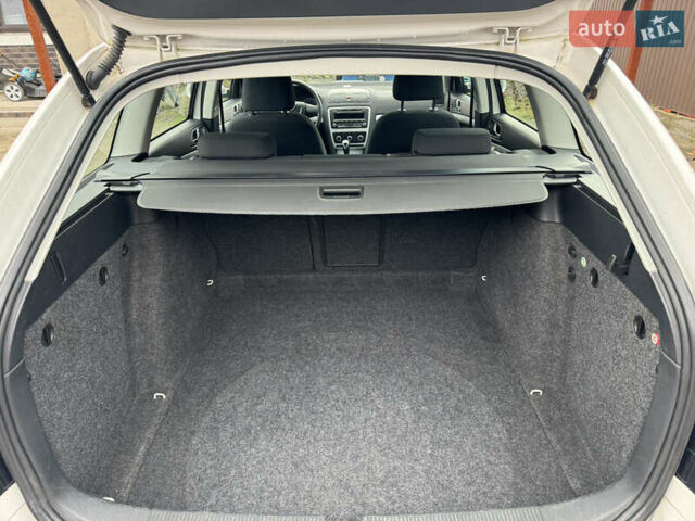 Білий Шкода Октавія, об'ємом двигуна 1.6 л та пробігом 183 тис. км за 7400 $, фото 41 на Automoto.ua