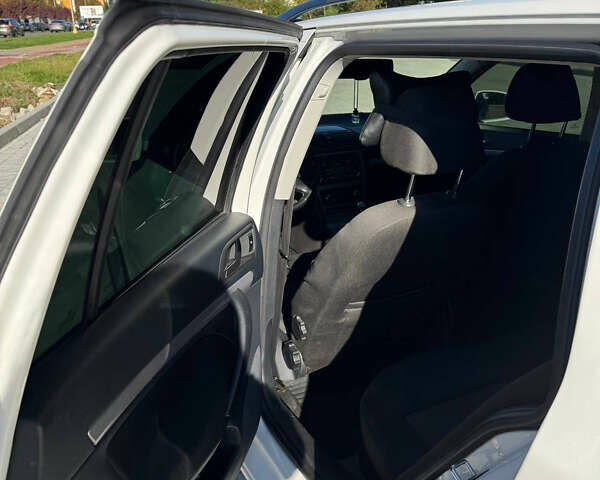 Шкода Октавия 2011 в Ужгороде на Automoto.ua Белый Шкода Октавия, объемом двигателя 1.97 л и пробегом 278 тыс. км за 8500 $, фото 18 на Automoto.ua