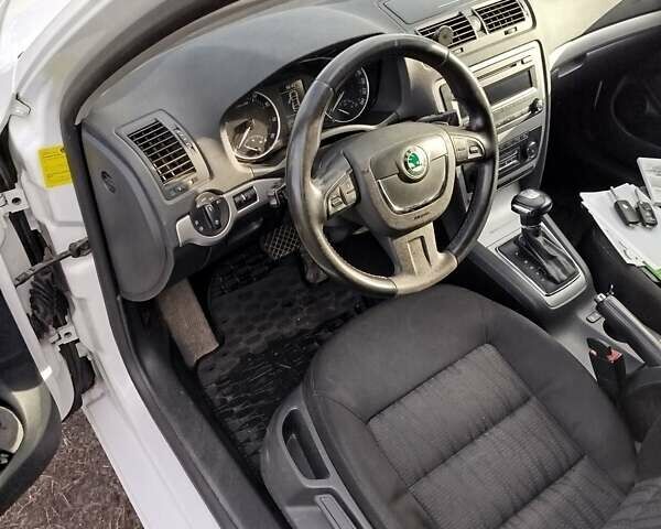 Білий Шкода Октавія, об'ємом двигуна 1.8 л та пробігом 250 тис. км за 7700 $, фото 3 на Automoto.ua