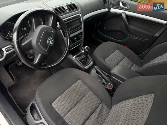 Белый Шкода Октавия, объемом двигателя 1.8 л и пробегом 208 тыс. км за 8700 $, фото 10 на Automoto.ua