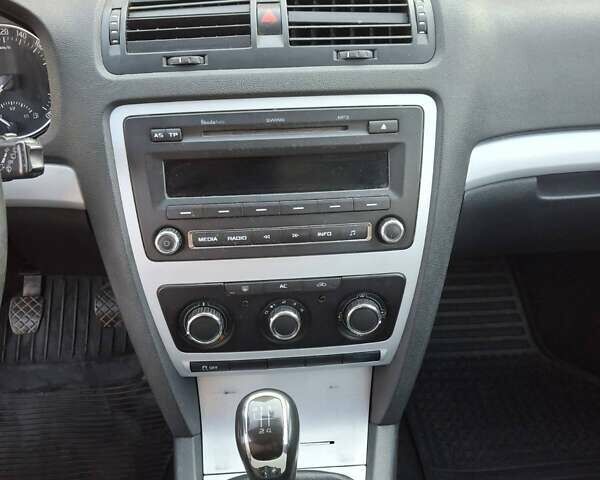 Білий Шкода Октавія, об'ємом двигуна 1.6 л та пробігом 333 тис. км за 7700 $, фото 4 на Automoto.ua