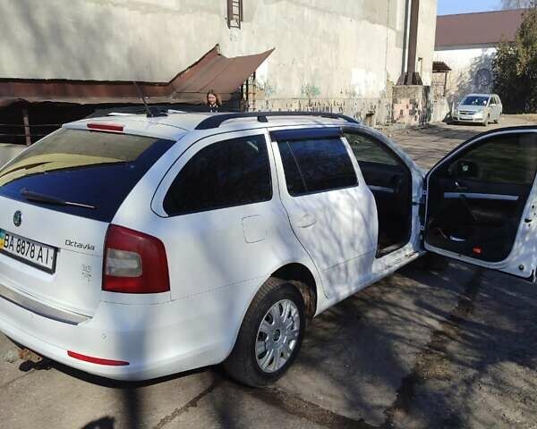 Белый Шкода Октавия, объемом двигателя 1.6 л и пробегом 345 тыс. км за 8000 $, фото 5 на Automoto.ua