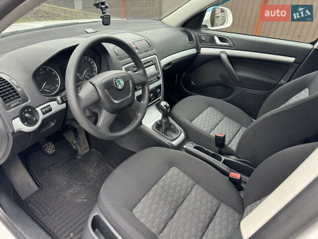 Білий Шкода Октавія, об'ємом двигуна 1.6 л та пробігом 183 тис. км за 7400 $, фото 23 на Automoto.ua