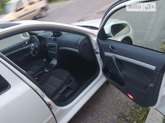 Белый Шкода Октавия, объемом двигателя 1.6 л и пробегом 255 тыс. км за 9100 $, фото 9 на Automoto.ua